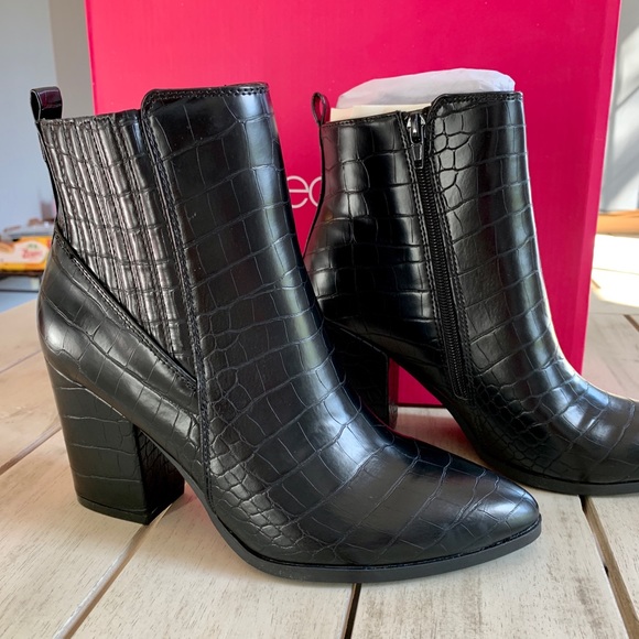 NIB BLACK BLOCK HEEL BOOTIES. - Picture 3 of 5